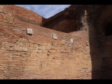 04233 ostia - regio i - insula viii - horrea epagathiana et epaphroditiana (i,viii,3) - 3. laden von sueden - detail - nordwand - 09-2023.jpg